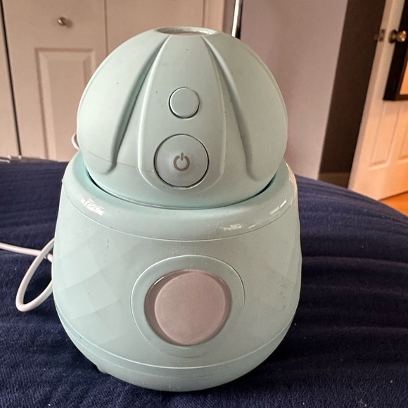 Tao Ona Facial Cleansing Brush with UV Light in Base - Picture 3 of 4